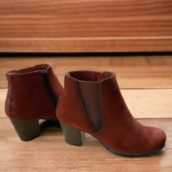 Clarks Women's Pause
Camelia Boot Size 8M Block
Heel Chelsea Red Suede Pull
On - Picture 1 of 12